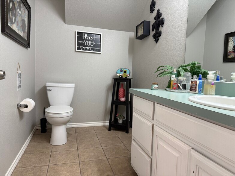 More Photos Of 13239 S Interstate 35, Valley View Manufacturing For Lease