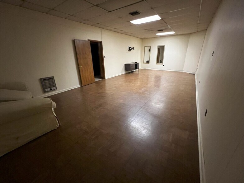 More Photos Of 1604 W State St, Bristol General Retail For Sale