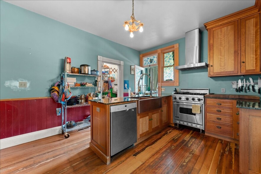 More Photos Of 3039 SE Stark St, Portland Storefront Retail Residential For Sale