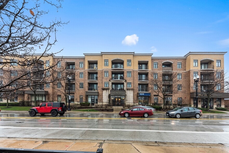 More Photos Of 6400 N Northwest Hwy, Chicago Apartments For Lease