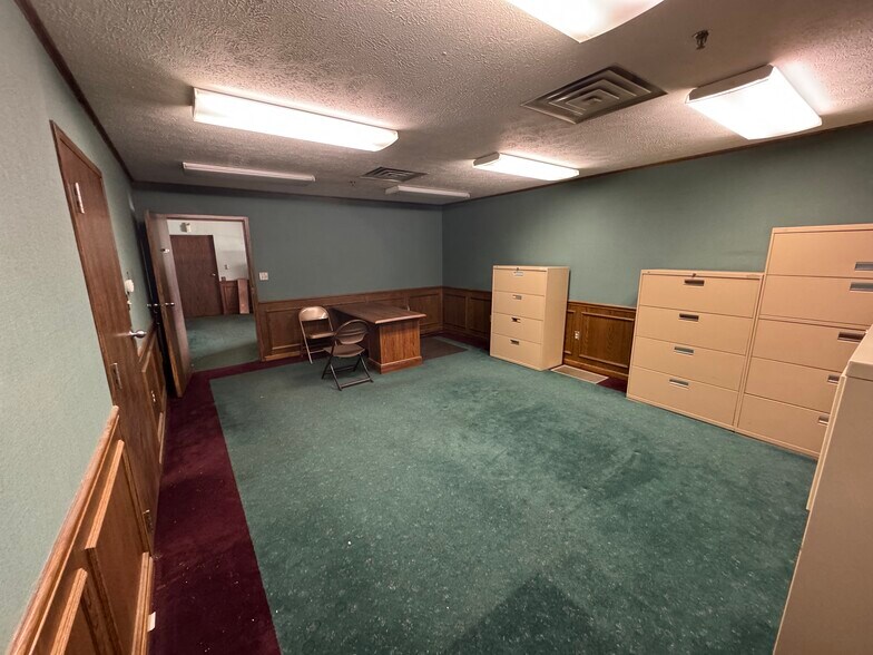 More Photos Of 1066 E State St, Newcomerstown Storefront For Sale