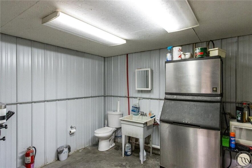More Photos Of 225 5th St E, Hardin Industrial For Sale