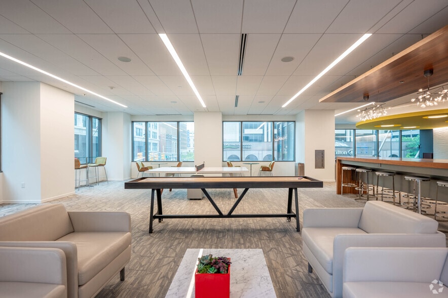 More Photos Of 10 W Market St, Indianapolis Office For Lease