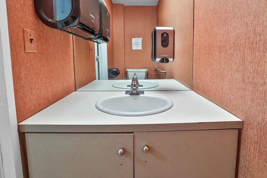 More Photos Of 171 Ramapo Rd, Garnerville Office For Lease