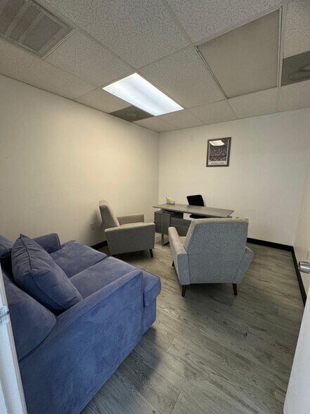More Photos Of 2830 Winkler Ave, Fort Myers Office Residential For Lease