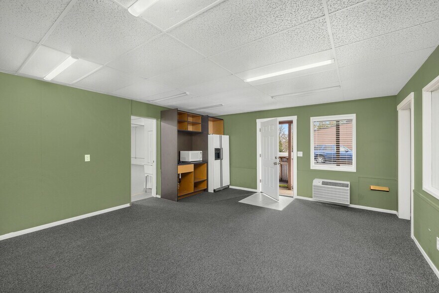 More Photos Of 7025-7027 SW Macadam Ave, Portland Warehouse For Lease