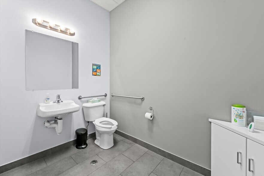 More Photos Of 2754 W Fullerton Ave, Chicago Freestanding For Lease