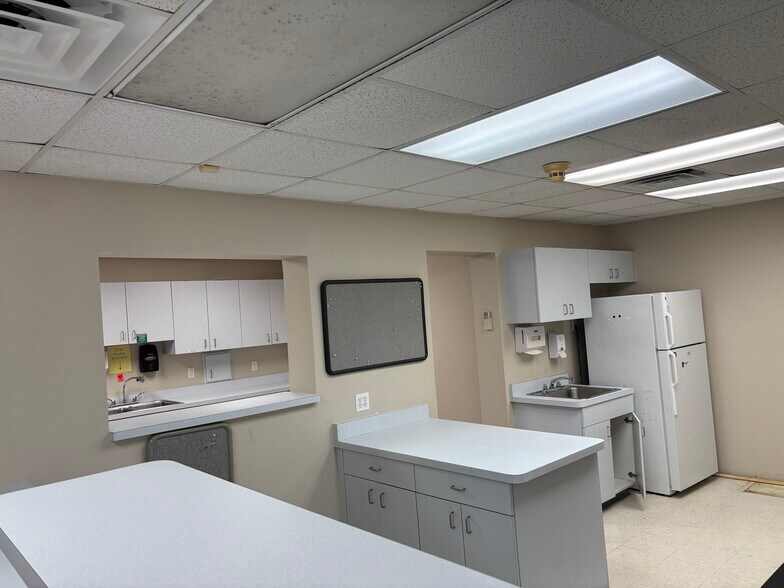 More Photos Of 602-606 4th Ave W, Palmetto Medical For Sale