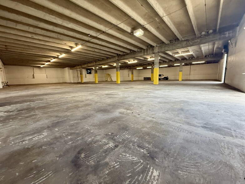 More Photos Of 12388 Starkey Rd, Largo Warehouse For Lease