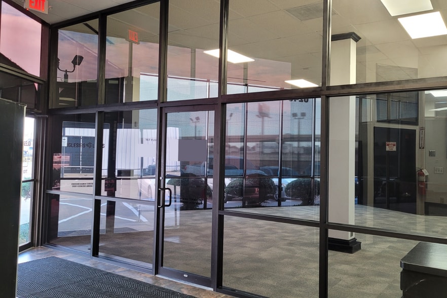 More Photos Of 8245 North Fwy, Houston Unknown For Lease