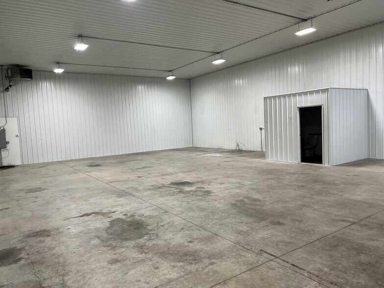 More Photos Of 710 6th St NW, Maple Lake Warehouse For Lease