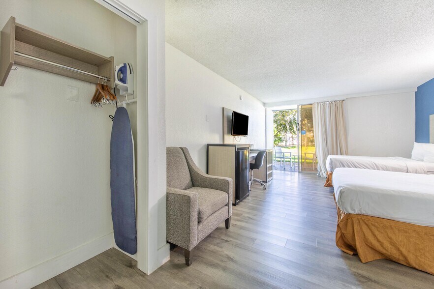 More Photos Of 2725 W International Speedway Blvd, Daytona Beach Hotel For Sale