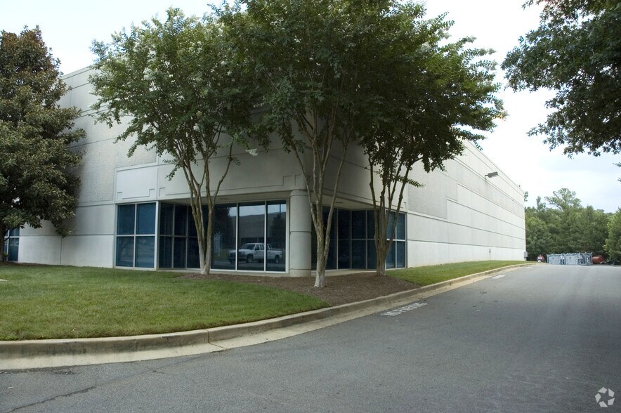 More Photos Of 2145 Barrett Park Dr, Kennesaw Warehouse For Lease