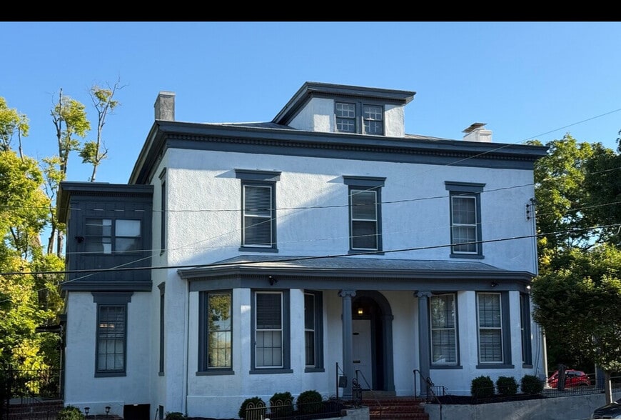 Primary Photo Of 106 Wellington Pl, Cincinnati Office Residential For Lease