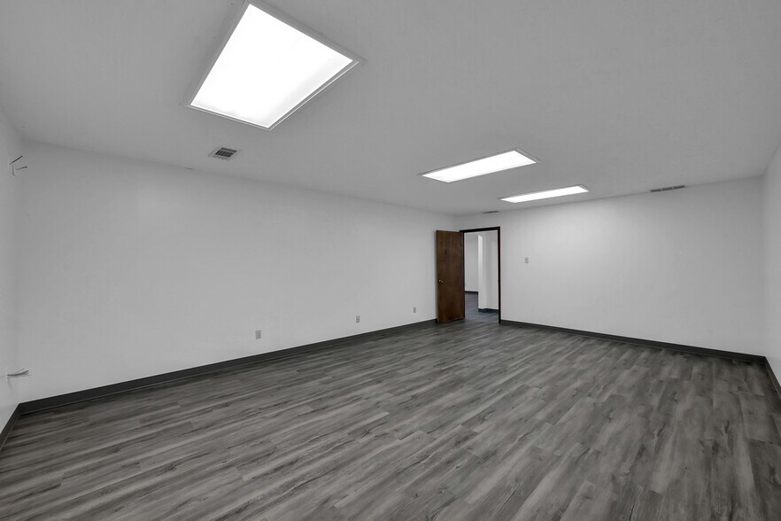 More Photos Of 903 Hillcrest Dr, Conroe Office For Sale