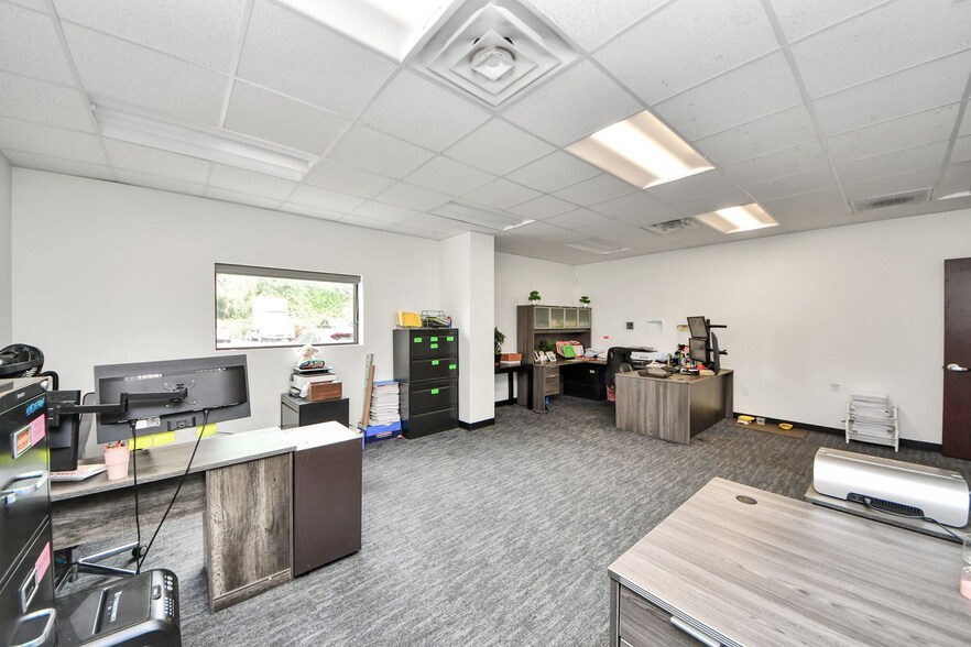 More Photos Of 10814 Woodedge Dr, Houston Warehouse For Sale
