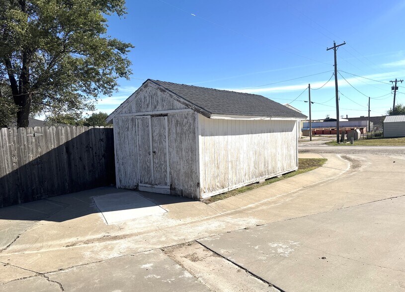 More Photos Of 713 Ash St, Perryton General Retail For Sale