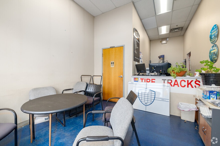 More Photos Of 524-530 W Grand Ave, Elmhurst Auto Repair For Sale