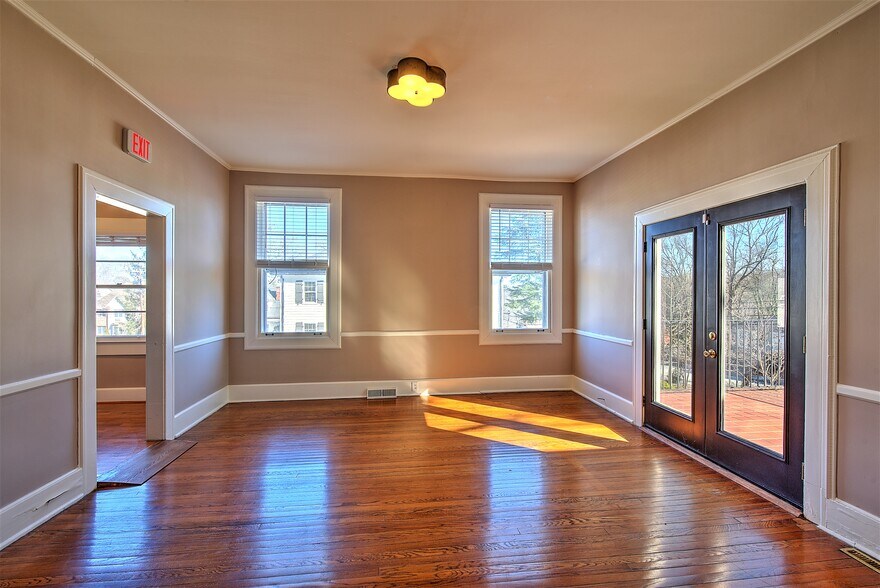 More Photos Of 1011 E Washington St, Greenville Office For Lease
