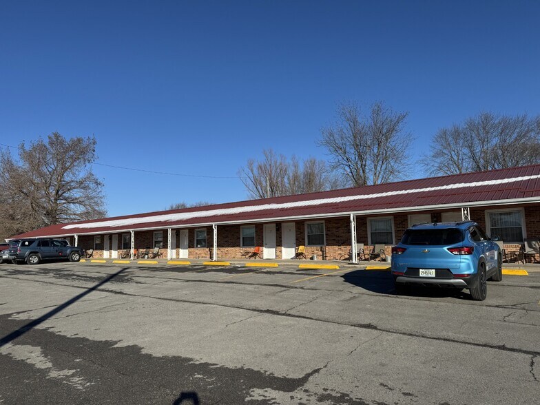 More Photos Of 645 W Lafayette St, Rushville Hotel For Sale