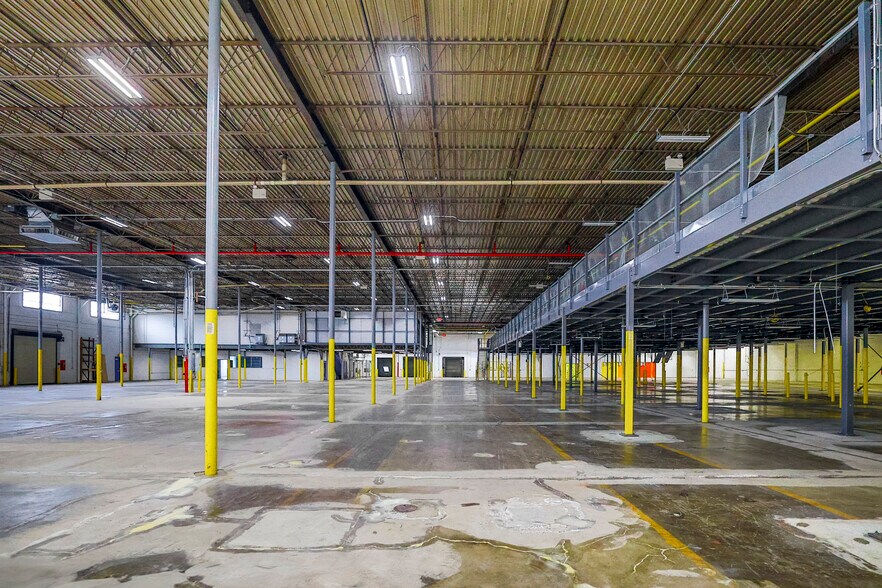 More Photos Of 305 Veterans Blvd, Carlstadt Warehouse For Lease