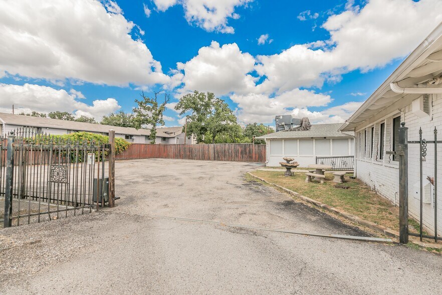 More Photos Of 2823 Kendale Dr, Dallas Medical For Sale