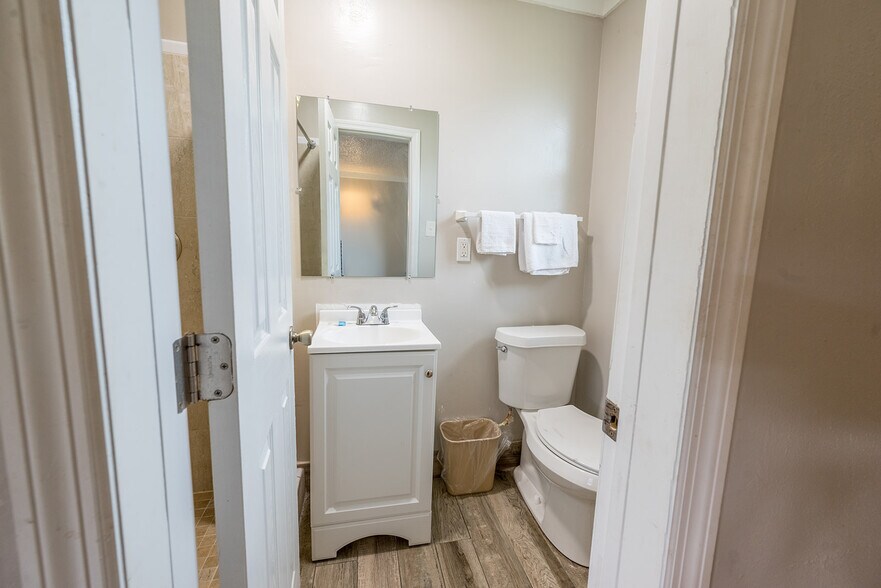 More Photos Of 1757 N Temple Ave, Starke Hotel For Sale