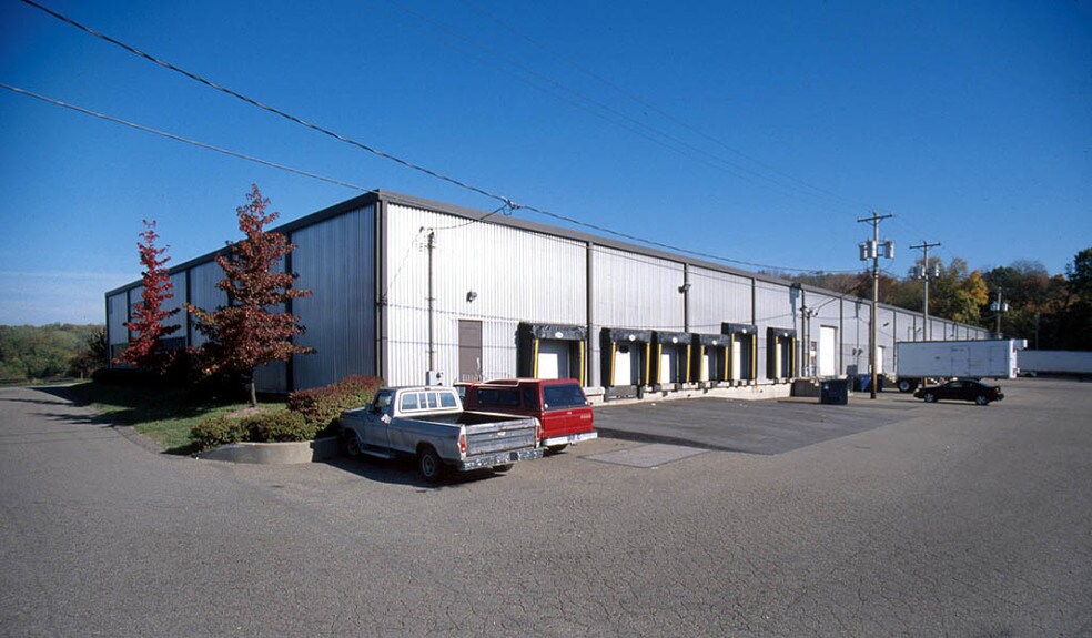 More Photos Of 1401-1418 Parkway View Dr, Pittsburgh Light Distribution For Lease