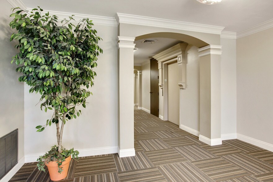 More Photos Of 913 S College Rd, Lafayette Medical For Lease