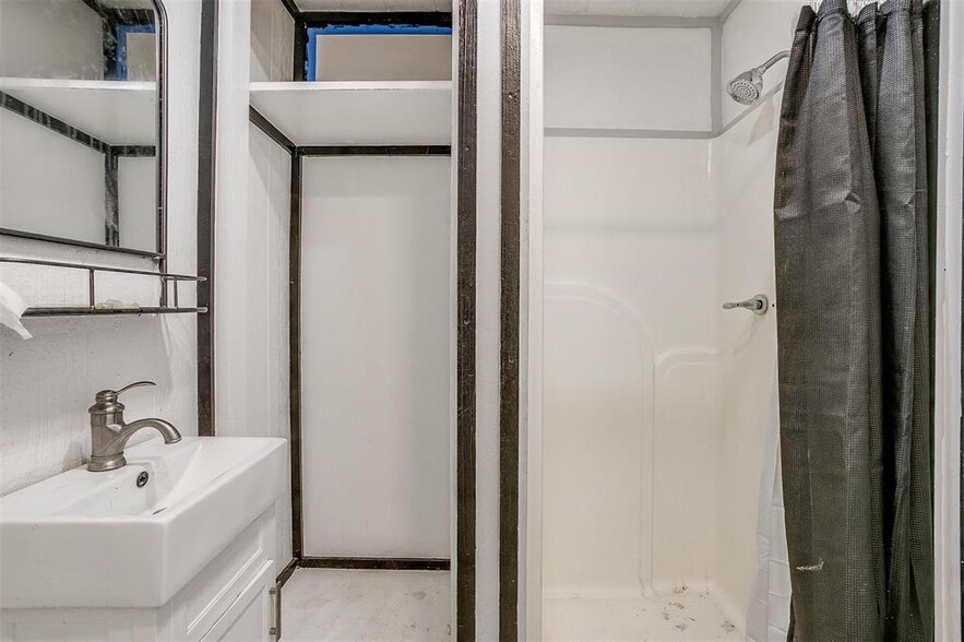 More Photos Of 640 E Highway 199, Springtown Warehouse For Lease