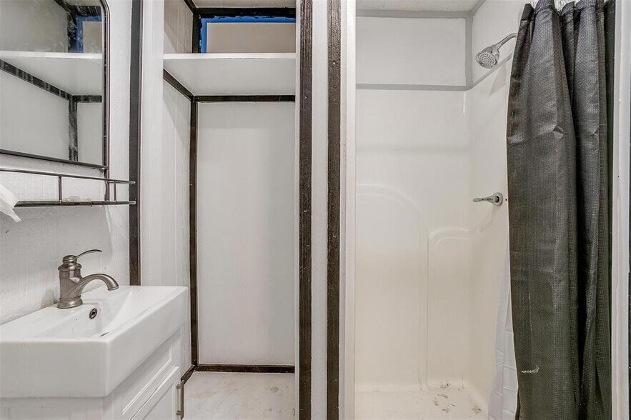 More Photos Of 640 E Highway 199, Springtown Warehouse For Sale