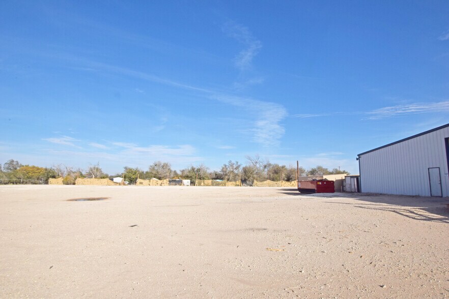 More Photos Of 305 E 57th St, Odessa Warehouse For Sale