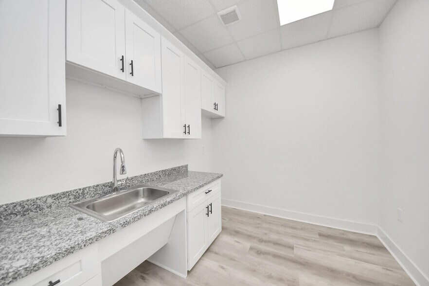 More Photos Of 30625 Kingsland Blvd, Brookshire Office For Lease