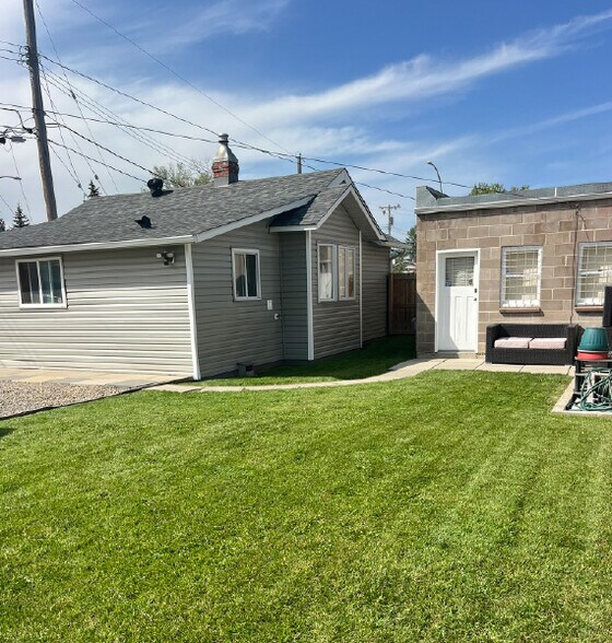 More Photos Of 2412-2414 Edmonton Trl NE, Calgary Storefront For Sale