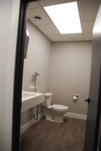 More Photos Of 1314 Barnhart Rd, Troy Office For Lease