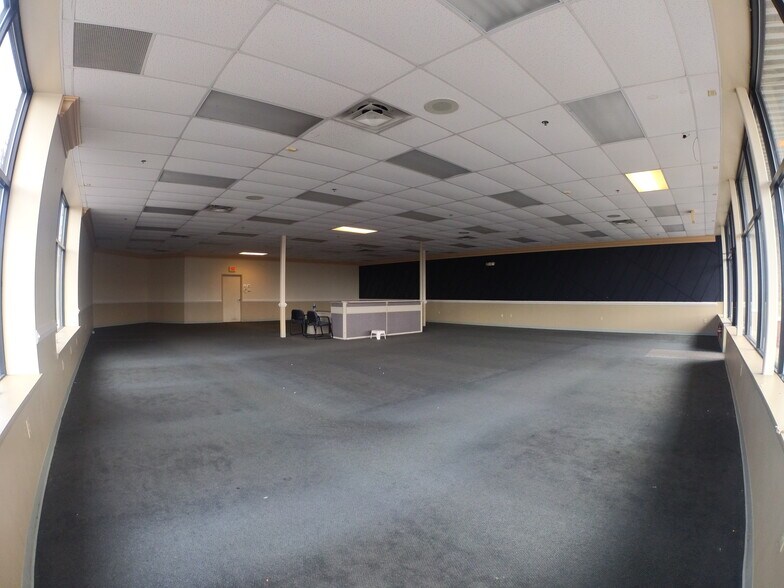 More Photos Of 20991 Arsenal Street Rd, Watertown Freestanding For Lease