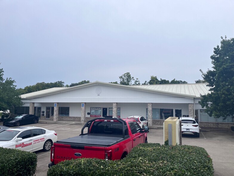 More Photos Of 246 Rockland Rd, Hendersonville Flex For Lease