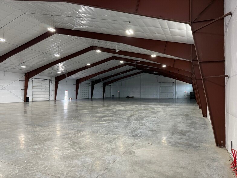 More Photos Of 396 Grain Terminal Rd, Burbank Showroom For Sale