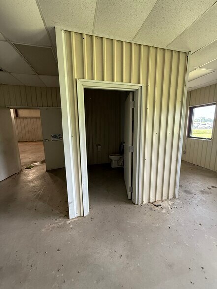 More Photos Of 811 E Industry Rd, Henryetta Warehouse For Sale