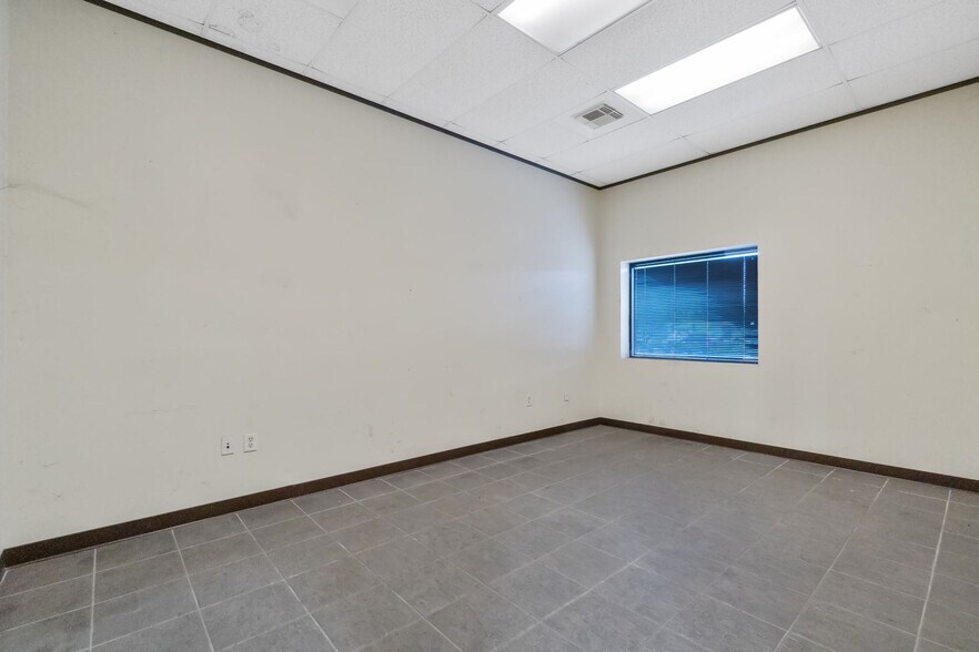 More Photos Of 5119 Hiltonview Rd, Houston Warehouse For Lease