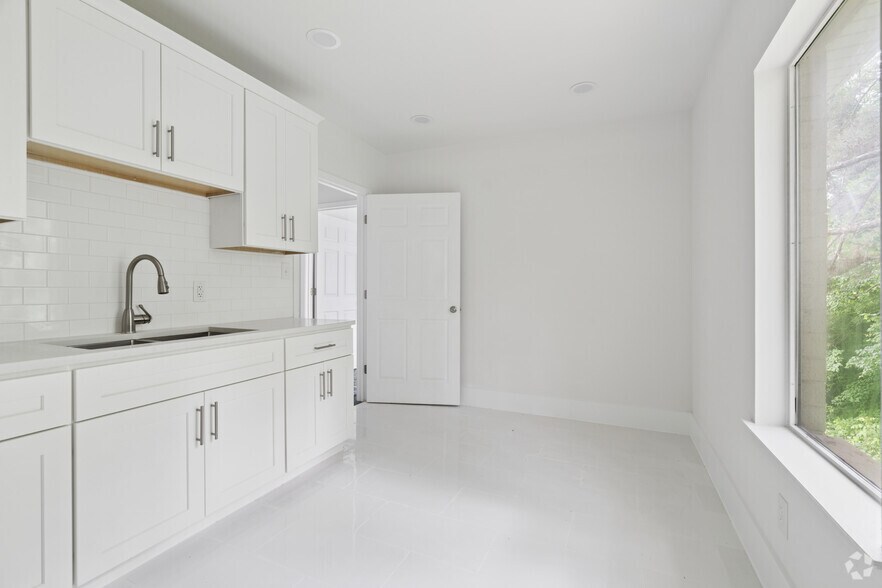 More Photos Of 1755 E Park Place Blvd, Stone Mountain Office For Sale