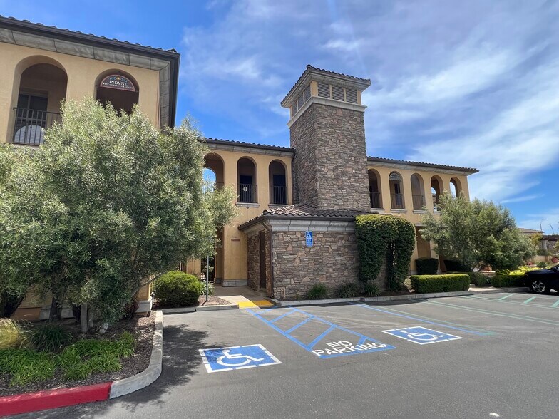 More Photos Of 411-421 E Betteravia Rd, Santa Maria Office Residential For Lease