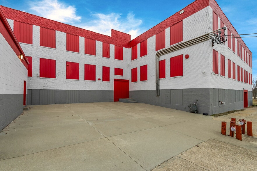 More Photos Of 1034 Short Elm St, Rockford Self Storage For Sale