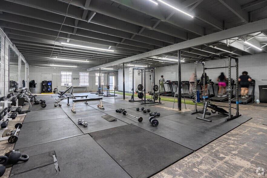 More Photos Of 2463-2517 S Riverside Dr, Fort Worth Manufacturing For Lease