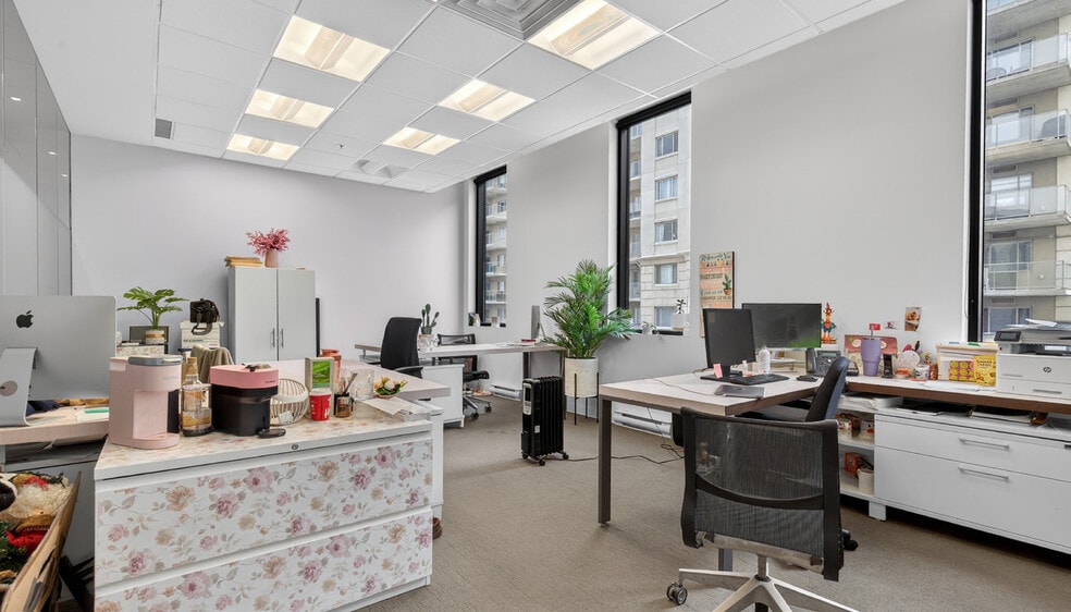 More Photos Of 1428-1432 Boul Saint-Martin O, Laval Office For Sale