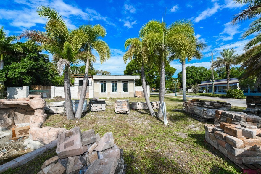 More Photos Of 575 N Washington Blvd, Sarasota Freestanding For Sale