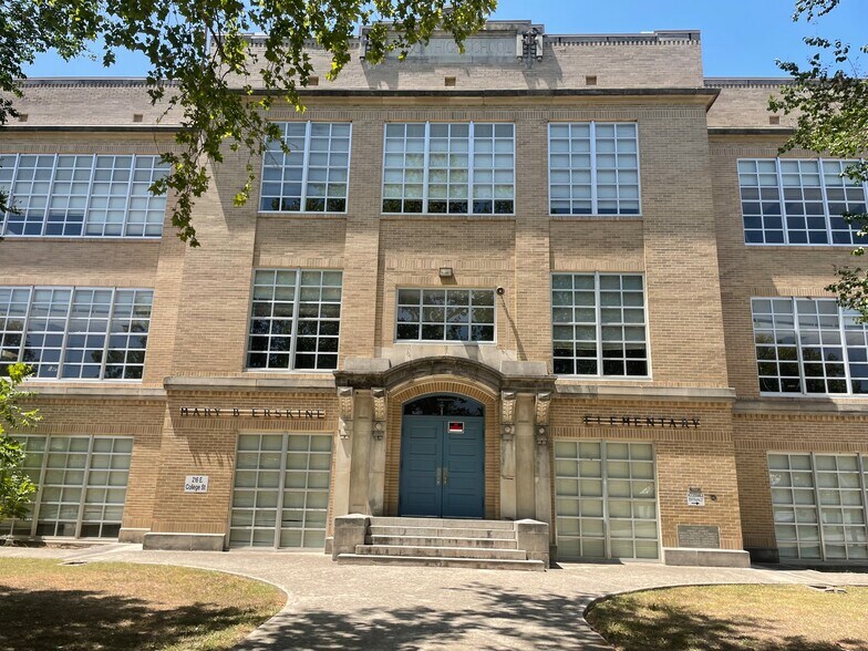 More Photos Of 216 E College St, Seguin Flex For Sale