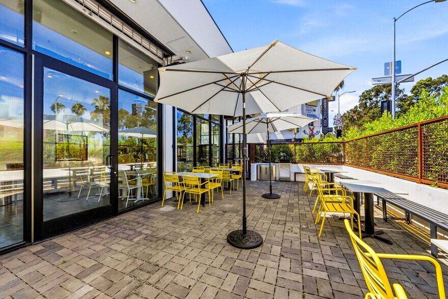 More Photos Of 465 N Fairfax Ave, Los Angeles Fast Food For Lease