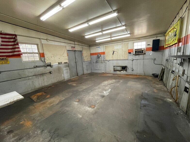 More Photos Of 8621 Fairview Rd, Charlotte Unknown For Lease