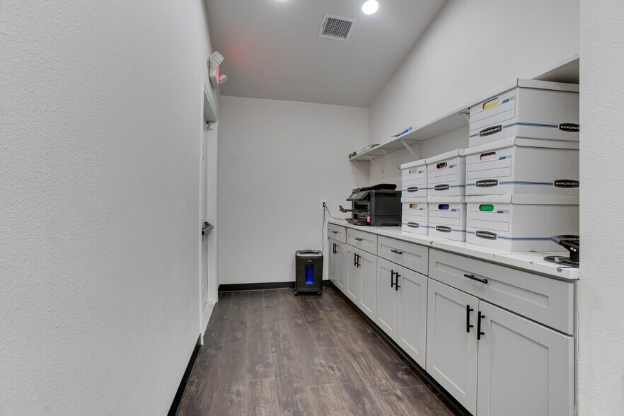 More Photos Of 5905 Treaschwig Rd, Spring Office For Lease